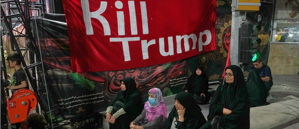 Alcune donne sono sedute sotto uno striscione con la scritta in inglese “Kill Trump” durante una manifestazione filogovernativa a Teheran, venerdì 17 luglio 2026. (Foto AP/Vahid Salemi) APN