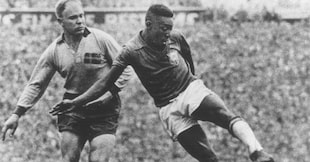 Finale dei Mondiali del 1958, Stoccolma, Svezia, 29 giugno 1958, Svezia 2 - Brasile 5: Pelé del Brasile contrastato da un difensore svedese   (Foto di Popperfoto via Getty Images)