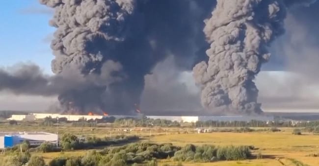 Il fumo si alza da un magazzino, in seguito agli attacchi mortali sferrati da droni ucraini, secondo quanto riferito dai governatori regionali, a Elektrostal, nella regione di Mosca, in Russia, il 18 luglio 2026, in questa schermata tratta da un video pubblicato sui social media.  (Social Media via REUTERS)