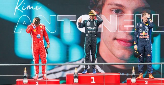 Il pilota italiano della Mercedes Andrea Kimi Antonelli (al centro), vincitore della gara, festeggia con il pilota monegasco della Scuderia Ferrari Charles Leclerc (a sinistra), secondo classificato e con il pilota della Red Bull Racing Max Verstappen (a destra), dei Paesi Bassi, arrivato terzo, al termine del Gran Premio del Belgio di Formula 1 disputato sul Circuito di Spa-Francorchamps a Francorchamps, in Belgio, il 19 luglio 2026. (EPA/Olivier Matthys)