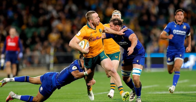 L'australiano Harry Potter placcato dall'italiano Lorenzo Pani of Italy durante il Rugby Nations Championships a Perth, Australia, 18 luglio 2026.   (EPA/Richard Wainwright)