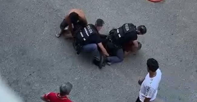 Il 43enne morto a Bologna, mentre viene bloccato a terra da due agenti che cercano di ammanettarlo, Bologna, 19 luglio 2026. ANSA
