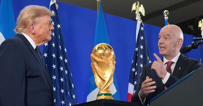 Il presidente Donald Trump ascolta il presidente della FIFA Gianni Infantino mentre interviene durante un ricevimento alla Trump Tower di New York, venerdì 17 luglio 2026. (AP Photo/Jacquelyn Martin) Associated Press / LaPresse Solo Italia e Spagna APS