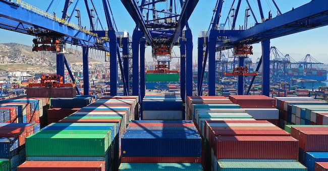 Foto aerea  di un terminal logistico durante le operazioni di carico e scarico di una nave cisterna. (Adobe Stock)