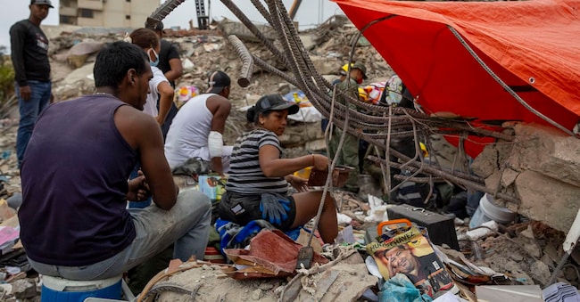 La popolazione ha allestito accampamenti davanti agli edifici distrutti dai terremoti di fine giugno a Caraballeda, in Venezuela, il 17 luglio 2026. Il bilancio delle vittime dei due terremoti che hanno colpito il Venezuela il 24 giugno è salito a 5.069, dopo l’aggiunta di 139 nuovi decessi, secondo quanto riferito dal presidente del Parlamento Jorge Rodriguez, il quale ha anche precisato che il numero dei feriti rimane a quota 16.740. EPA/MIGUEL GUTIERREZ EPA