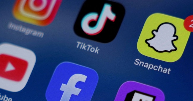 FOTO D'ARCHIVIO: In questa immagine illustrativa scattata il 9 dicembre 2025 sono visibili le applicazioni Instagram, TikTok, Snapchat, YouTube, Facebook, Twitch e Reddit su uno smartphone. REUTERS/Hollie Adams/Illustrazione/Foto d'archivio REUTERS