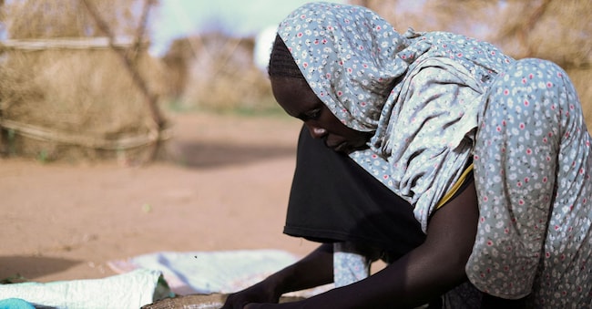 Una donna nel campo per sfollati a Tawila, nel Darfur del Nord (REUTERS)