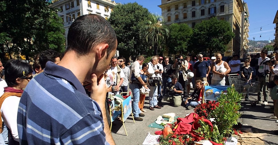 G8 Genova: corteo in piazza Alimonda, fiori e due estintori su targa a Giuliani G8 Genova: corteo in piazza Alimonda, fiori e due estintori su targa a Giuliani