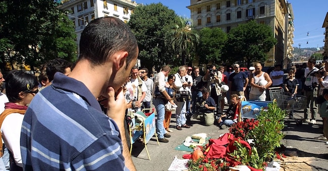 PIAZZA ALIMONDA, IL LUOGO DOVE E' RIMASTO UCCISO CARLO GIULIANI © MAURO SCROBOGNA  LAPRESSE LAPRESSE