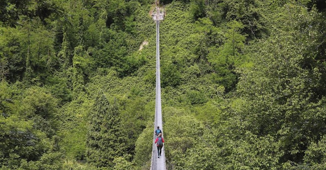 Sospeso. Il “ponte sospeso delle Ferriere” che collega i due versanti del torrente Lima, nel Comune di San Marcello Piteglio (Pistoia). Fu inaugurato nel 1923 per permettere il passaggio degli operai da un versante all’altro e lo si attraversa nella sesta tappa del “Cammino 44” (Giulia Pesarin)