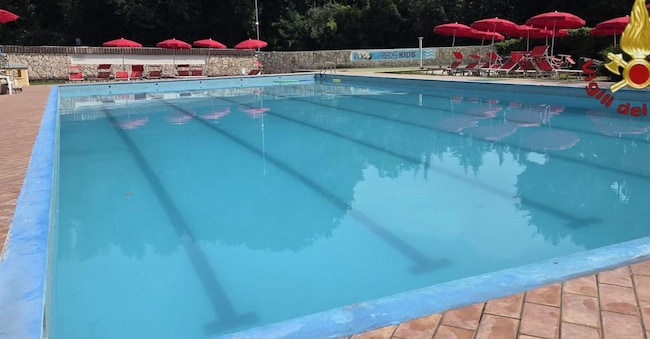 La piscina del circolo sportivo a Mentana, alle porte di Roma, dove dieci persone sono rimaste intossicate a causa delle esalazioni di cloro, Mentana, 19 luglio 2026. ANSA/Ufficio stampa Vigili del fuoco  ANSA