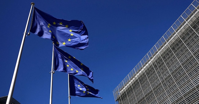 Le bandiere dell'Unione Europea sventolano davanti alla sede della Commissione Europea a Bruxelles, in Belgio, il 29 aprile 2026. REUTERS/Yves Herman/Foto d'archivio REUTERS
