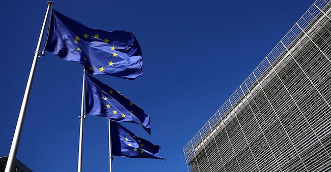 Le bandiere dell'Unione Europea sventolano davanti alla sede della Commissione a Bruxelles (REUTERS) REUTERS