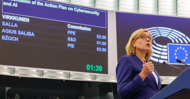 Henna Virkkunen, vicepresidente esecutivo della Commissione europea per la sovranità tecnologica, la sicurezza e la democrazia, presenta la dichiarazione della Commissione sul piano d’azione in materia di sicurezza informatica e intelligenza artificiale durante la riunione del Collegio dei commissari a Strasburgo, in Francia, il 7 luglio 2026. EPA/OLIVIER MATTHYS EPA