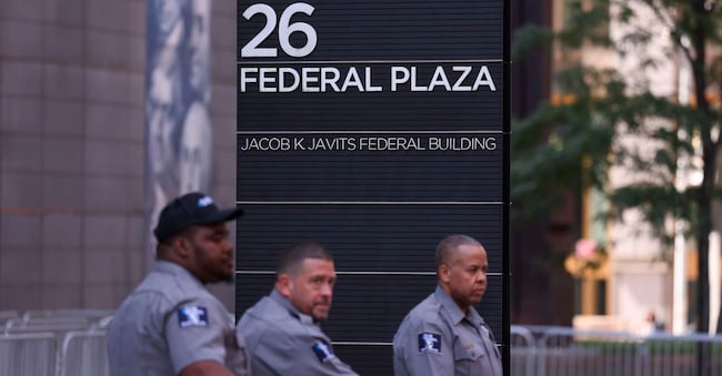 epa13123234 Agenti di polizia sorvegliano un ingresso del 26 Federal Plaza a New York, New York, Stati Uniti, il 20 luglio 2026.   EPA/SARAH YENESEL EPA