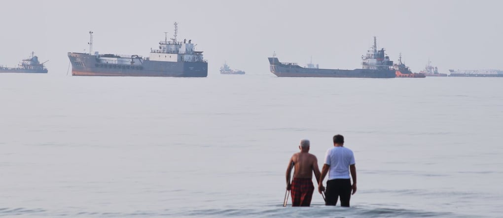 Navi nello stretto di Hormuz. (Razieh Poudat/ISNA via AP) Associated Press / LaPresse Only italy and spain APN