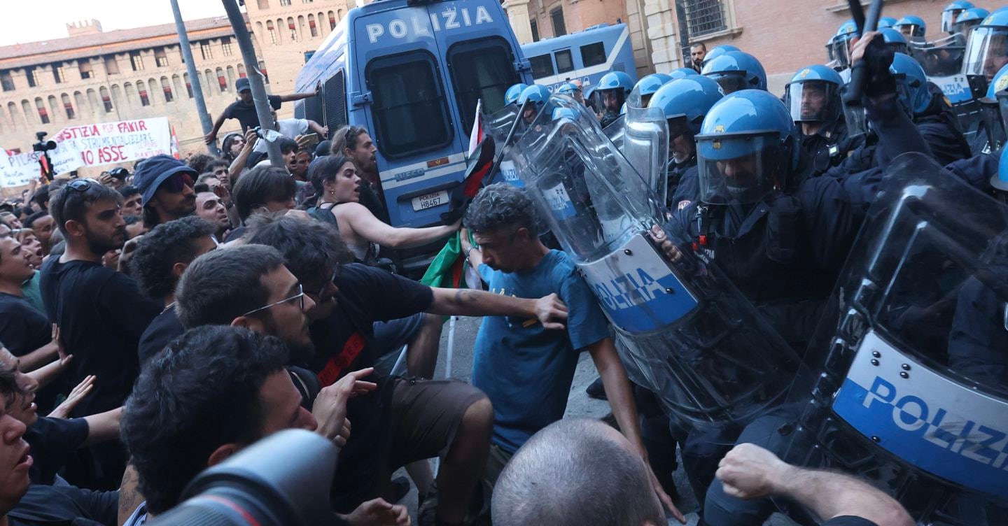 Bologna, scontri al corteo per Fakir: bomba carta, idranti e lacrimogeni