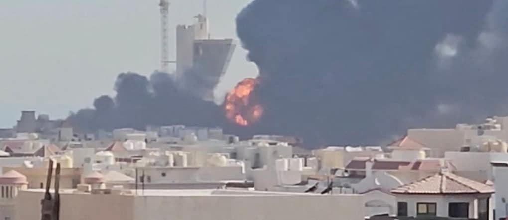 Nuvole di fumo si levano nei pressi dell’impianto petrolifero di Mangaf, in Kuwait, il 18 luglio 2026, in questa schermata tratta da un video pubblicato sui social media. - Kuwait Petroleum Corporation ha dichiarato che uno dei suoi impianti petroliferi era stato colpito da «ripetuti attacchi iraniani», causando danni significativi e alcuni feriti, secondo quanto riportato dall’agenzia di stampa statale Social Media via REUTERS