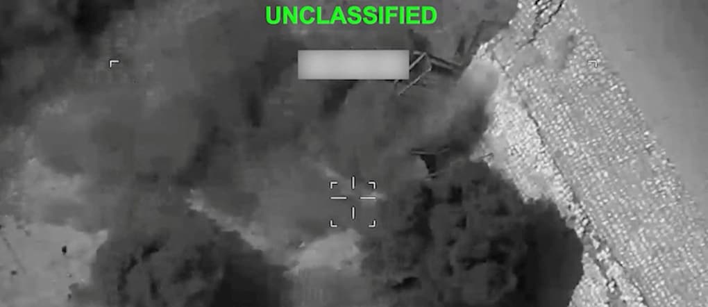 In questa schermata tratta da un video diffuso il 20 luglio 2026, si vede del fumo levarsi da un’esplosione in un luogo sconosciuto, durante quelli che il Comando Centrale degli Stati Uniti (CENTCOM) definisce attacchi contro l’Iran. via REUTERS