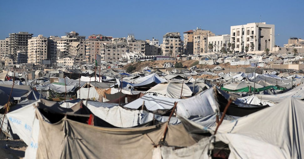 Israele erige un muro che divide in due Gaza