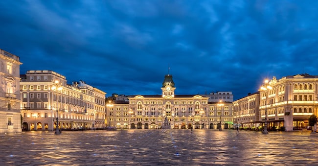 H404EC The Piazza Dell Unita D'Italia in Trieste Alamy Stock Photo