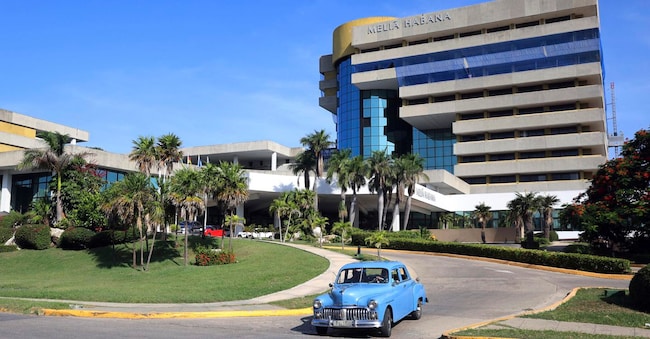 epa13125047 Una veduta dell’hotel Melia Habana all’Avana, Cuba, il 21 luglio 2026. La catena alberghiera spagnola Melia, che gestisce 34 hotel a Cuba, cesserà tutte le attività sull’isola caraibica a partire dal 24 luglio 2026 a causa delle «significative» difficoltà operative, legali e finanziarie nel Paese, conseguenti all’embargo degli Stati Uniti nei confronti di Cuba. EPA/Ernesto Mastrascusa EPA