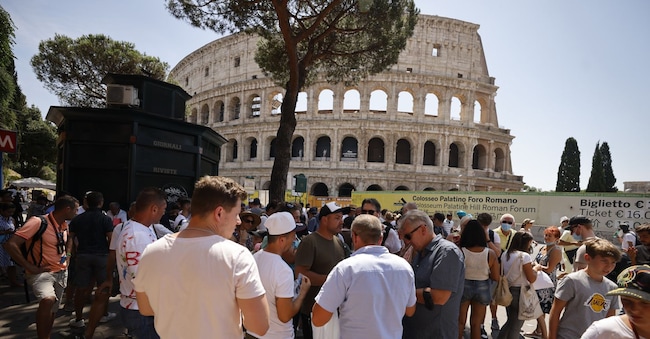 Roma - Turisti in fila al Colosseo (Imagoeconomica)