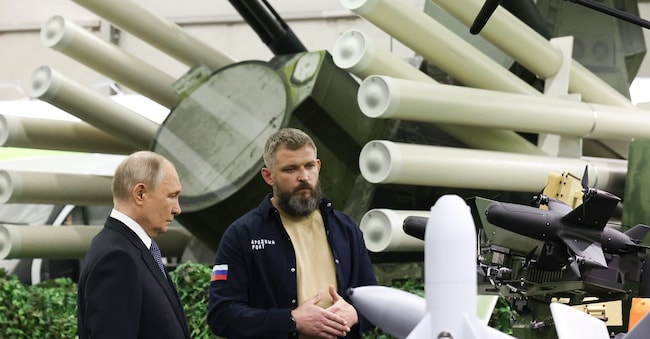 Il presidente russo Vladimir Putin, a sinistra, partecipa al forum “Tutto per la vittoria!”, organizzato dal Fronte Popolare Russo a Mosca, lunedì 13 luglio 2026. (Artyom Geodakyan, Sputnik, foto del pool del Cremlino via AP) APN
