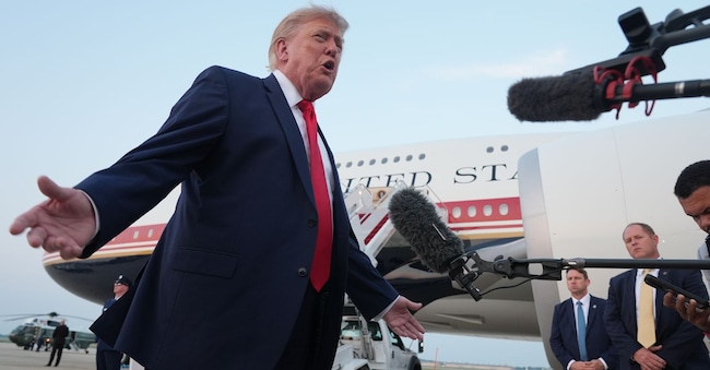 Il presidente Donald Trump parla con i giornalisti mentre scende dall’Air Force One alla Joint Base Andrews, nel Maryland. (Foto AP/Jacquelyn Martin) APN
