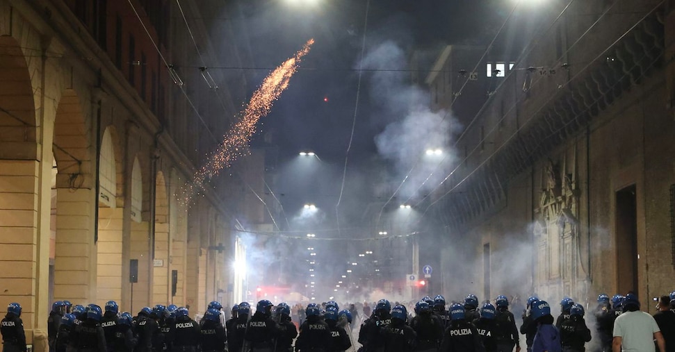 Scontri a Bologna, Meloni: inaccettabile  violenza contro Forze dell’ordine
