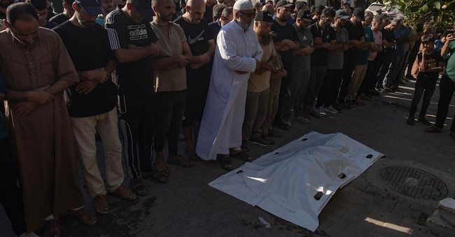 Palestinesi recitano preghiere funebri per tre parenti presso l’ospedale Nasser di Khan Younis, nel sud della Striscia di Gaza, il 20 luglio 2026. EPA/HAITHAM IMAD EPA