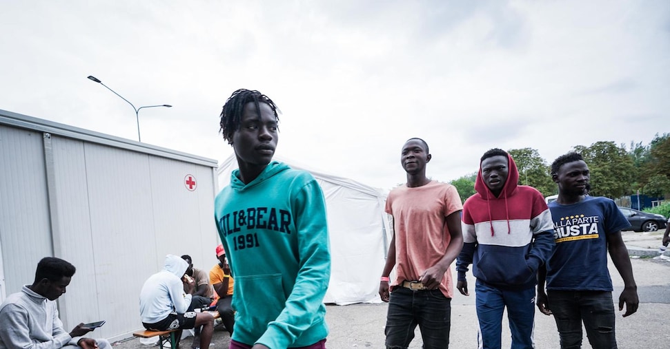 Immigrazione, ricongiungimenti subito ai lavoratori qualificati. Tre mesi in più per i migranti a rischio fuga Immigrazione, ricongiungimenti subito ai lavoratori qualificati. Tre mesi in più per i migranti a rischio fuga
