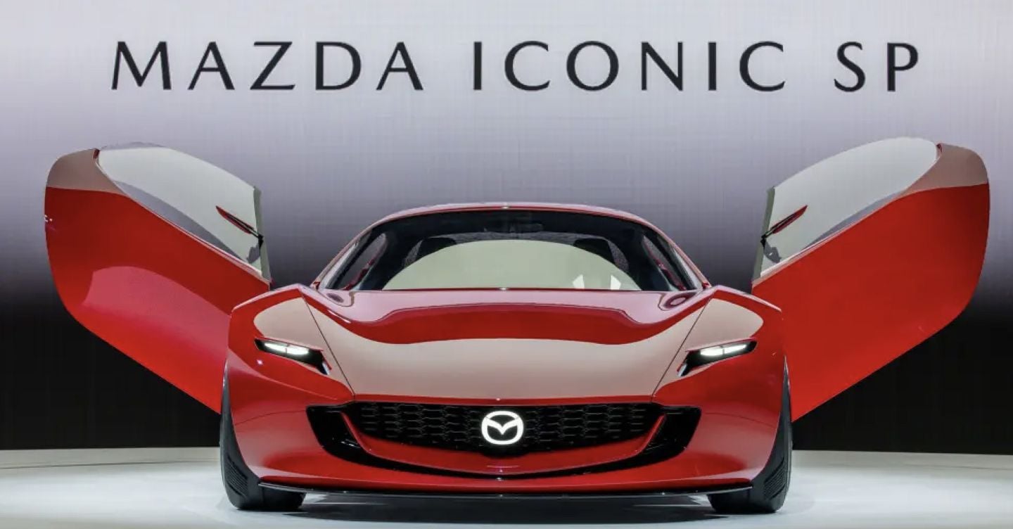Mazda, brevetto per porte ad apertura verticale. Nuova MX-5 in arrivo?