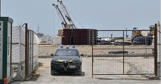 Sulla costa di  Coroglio e Bagnoli  a Napoli l'ingresso del cantiere del quartier generale della America's Cup     (ANSA)