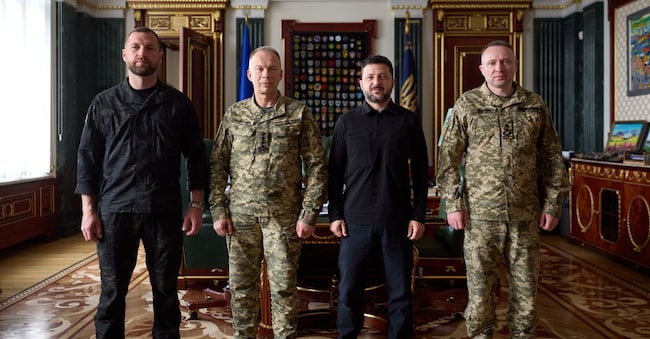Yevhenii Khmara, ministro della difesa ad interim ucraina, Oleksandr Syrs syrskyi, ex comandante delle forze armate dell'ucraina, Volodymyr Zelensky presidente dell'Ucraina e  Mychajlo Drapatyi comandante in capo delle forze armate ucraine  7146