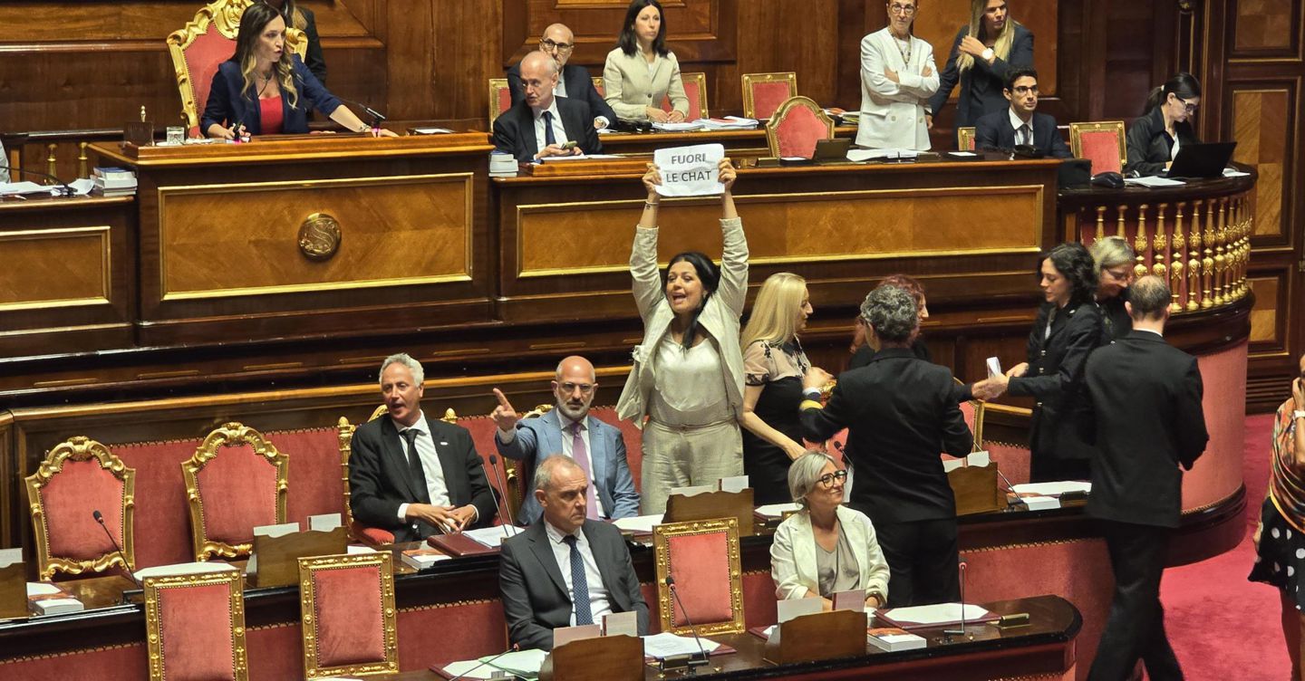 Delmastro, no della Giunta alla richiesta dei pm di acquisire le chat.  M5s occupa i banchi del governo