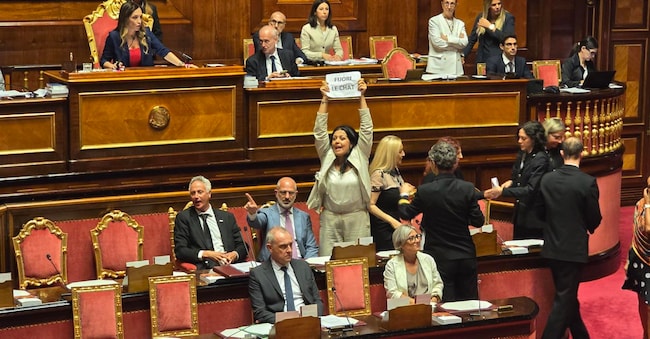 La protesta dei senatori del Movimento 5 stelle, che mostrano cartelli con scritto "Fuori le chat" in Aula, contro la decisione della giunta della autorizzazioni della Camera di non concedere l'accesso alle chat del sottosegretario Andrea Delmastro, Roma, 22 luglio 2026. X/CLAUDIO BORGHI  ANSA