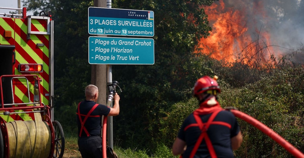 Incendi: in Francia evacuate 141mila persone, Macron chiama l’esercito. In Spagna 63mila sfollati