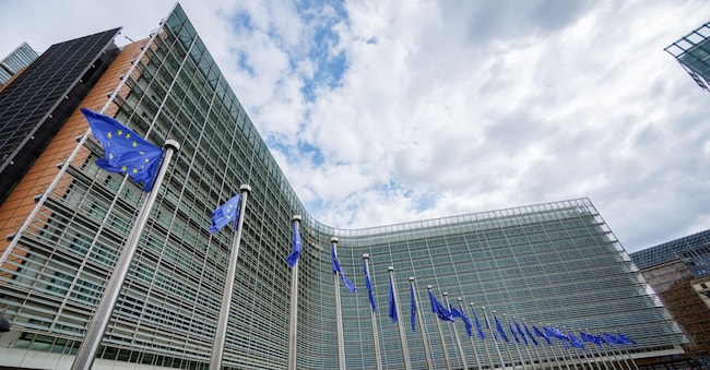 Le bandiere europee sventolano davanti alla sede della Commissione europea a Bruxelles EPA