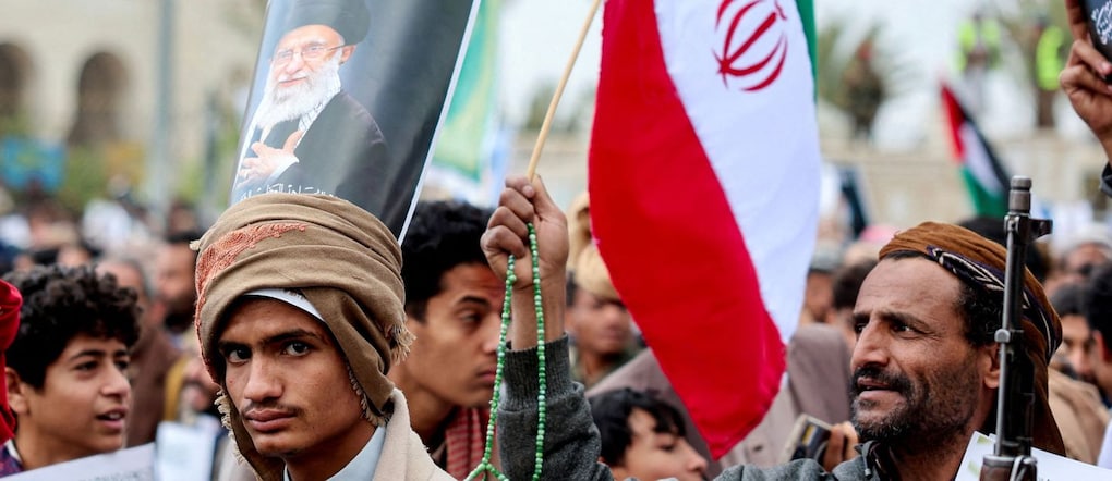 Un manifestante partecipa a una dimostrazione con i sostenitori Houthi in segno di solidarietà con l’Iran e il Libano, nel contesto del conflitto tra Stati Uniti e Israele con l’Iran, a Sana’a, Yemen, il 6 marzo 2026. REUTERS/Khaled Abdullah/File Photo REUTERS