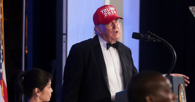 Il presidente degli Stati Uniti Donald Trump indossa un cappellino con la scritta “Trump 2028” mentre tiene un discorso alla cena dell’Associazione dei corrispondenti della Casa Bianca (WHCA). REUTERS/Jonathan Ernst REUTERS