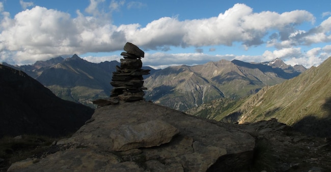 Il sentiero tra l'Herbetet e il Rifugio Sella, sullo sfondo la conca di Cogne e il Monte Emilius