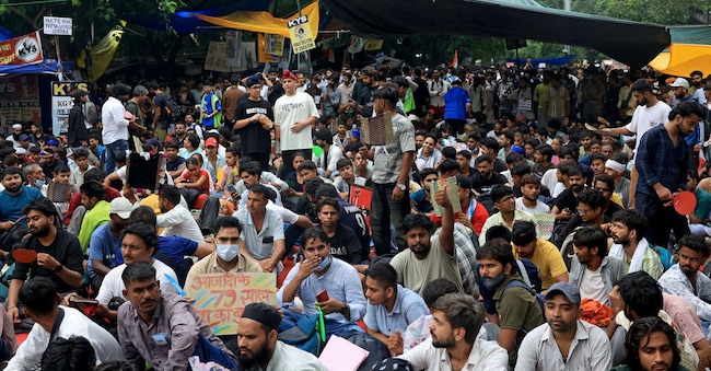 Gli attivisti raccolti intorno al Cockroach Janta Party (CJP) nel loro “accampamento” nel centro di New Delhi REUTERS