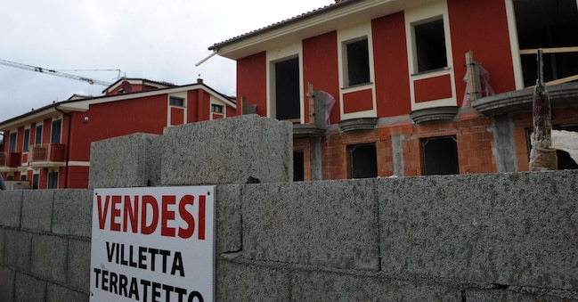 Il cantiere di una palazzina in costruzione messa in vendita a Pisa in una foto d'archivio.  ANSA/FRANCO SILVI ANSA