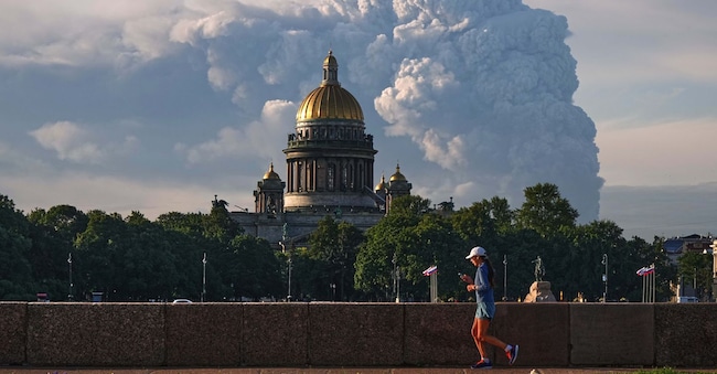 Il fumo si alza verso il cielo in seguito agli attacchi con droni ucraini contro i magazzini del rivenditore online russo Wildberries, a San Pietroburgo, in Russia, venerdì 24 luglio 2026, con la Cattedrale di Sant’Isacco in primo piano. (UGC via AP)     Associated Press / LaPresse Solo Italia e Spagna APN