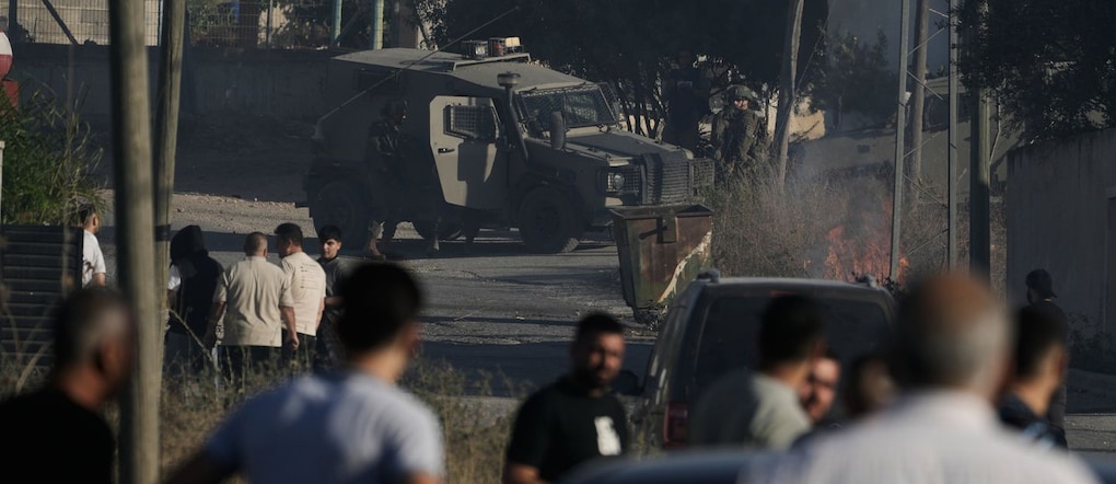 Membri delle forze armate israeliane si trovano in una strada dopo un attacco sferrato dai coloni israeliani nel villaggio di Sarra, vicino alla città di Nablus, in Cisgiordania, venerdì 24 luglio 2026. (Foto AP/Majdi Mohammed) APN