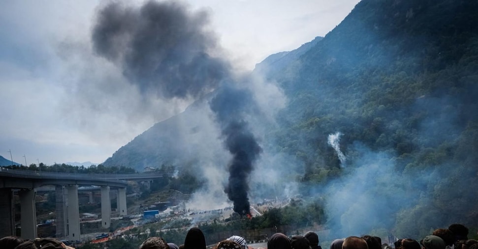 No Tav, assalto ai cantieri in Val Susa: in fiamme due camionette dei carabinieri