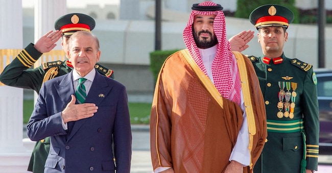 Il principe saudita Mohammed bin Salman e   il primo ministro pakistano Shehbaz Sharif a Riad  REUTERS