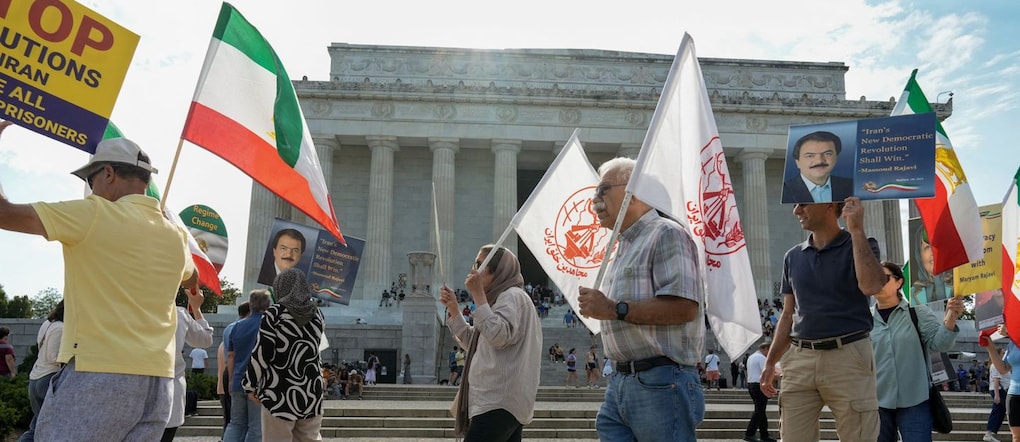 I sostenitori della leader dell’opposizione iraniana Maryam Rajavi, presidente eletta del Consiglio Nazionale della Resistenza Iraniana (NCRI), si sono riuniti al Lincoln Memorial per chiedere la cessazione immediata delle esecuzioni, delle torture e della repressione politica in Iran, a Washington, D.C., Stati Uniti, il 25 luglio 2026. REUTERS/Ken Cedeno REUTERS