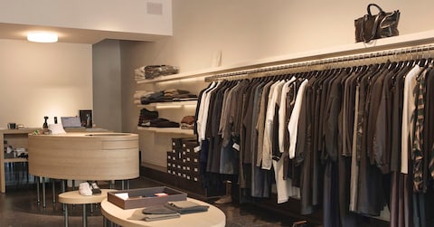 L’interno di Oorcussen con appesi i capi di Yohji Yamamoto (abiti da 890 €). (©Alexander Popelier)